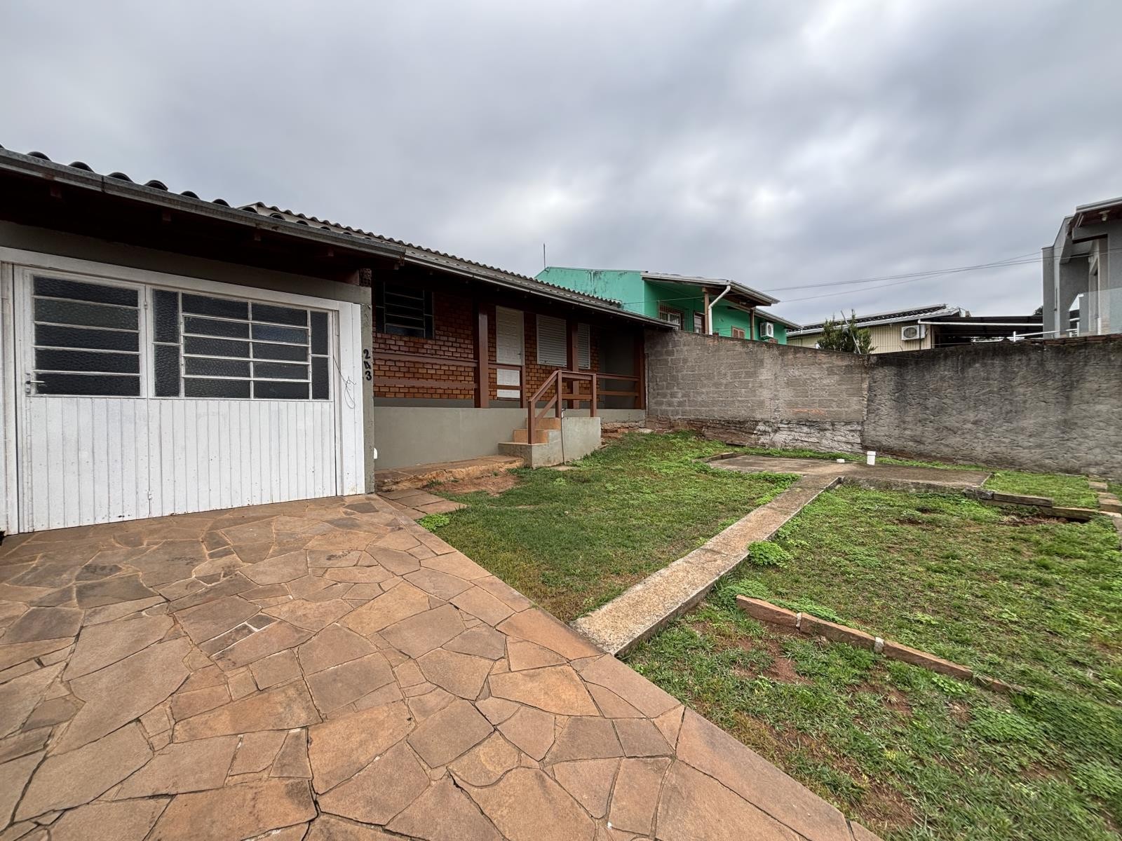 CASA COM 2 DORMITÓRIOS, 1 VAGA À LOCAÇÃO EM MORADA DO SOL
