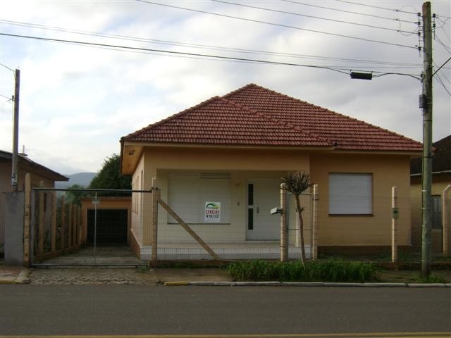 CASA COM 3 DORMITÓRIOS, 1 VAGA, 190M² ÁREA PRIVATIVA À VENDA EM CENTRO