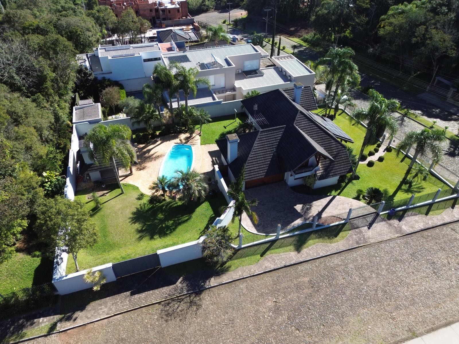 CASA COM 5 DORMITÓRIOS, 2 VAGAS, 226M² ÁREA PRIVATIVA À VENDA EM JARDIM DO ALTO