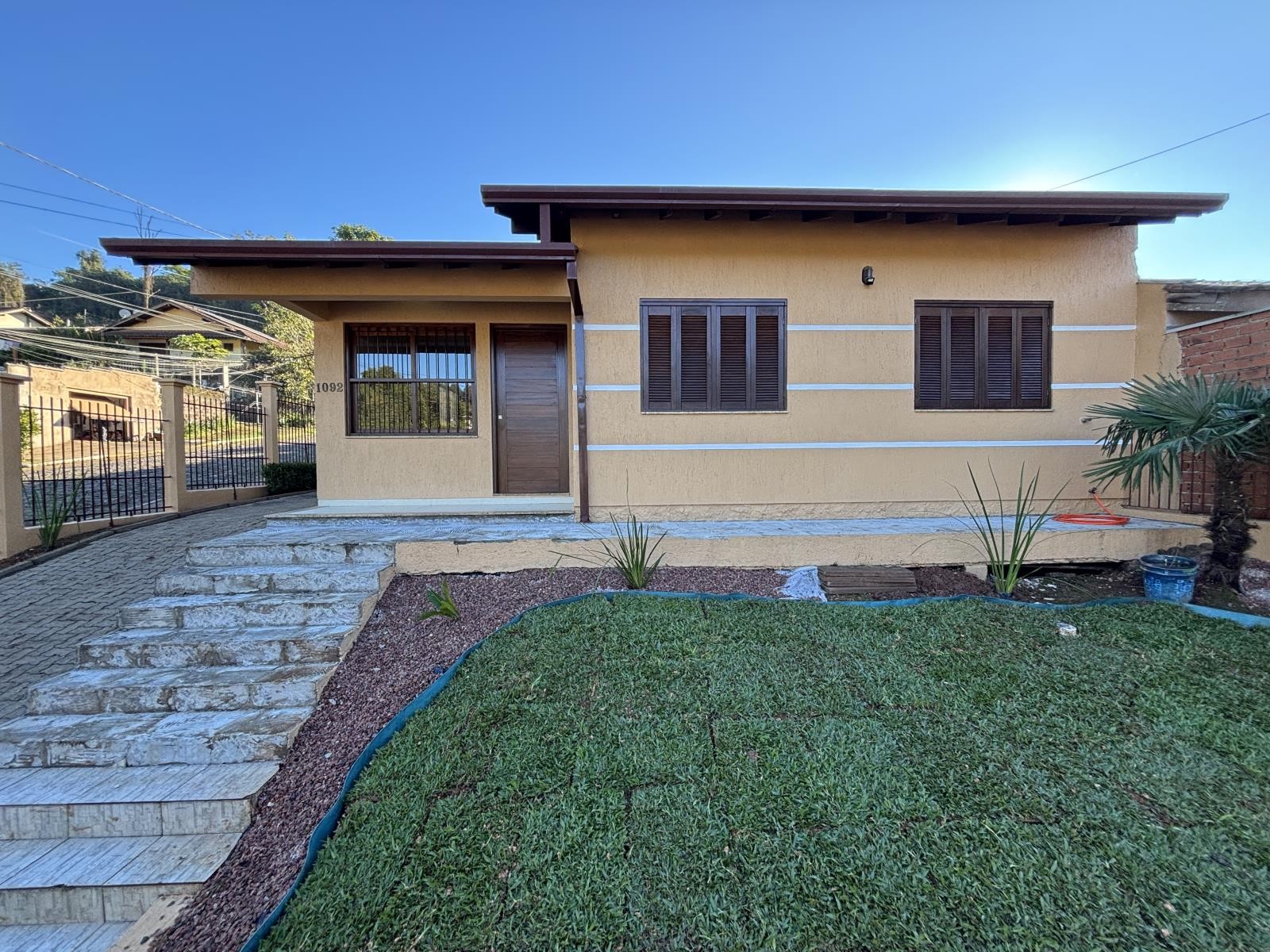 CASA COM 3 DORMITÓRIOS, 2 VAGAS À LOCAÇÃO EM JARDIM BÜHLER