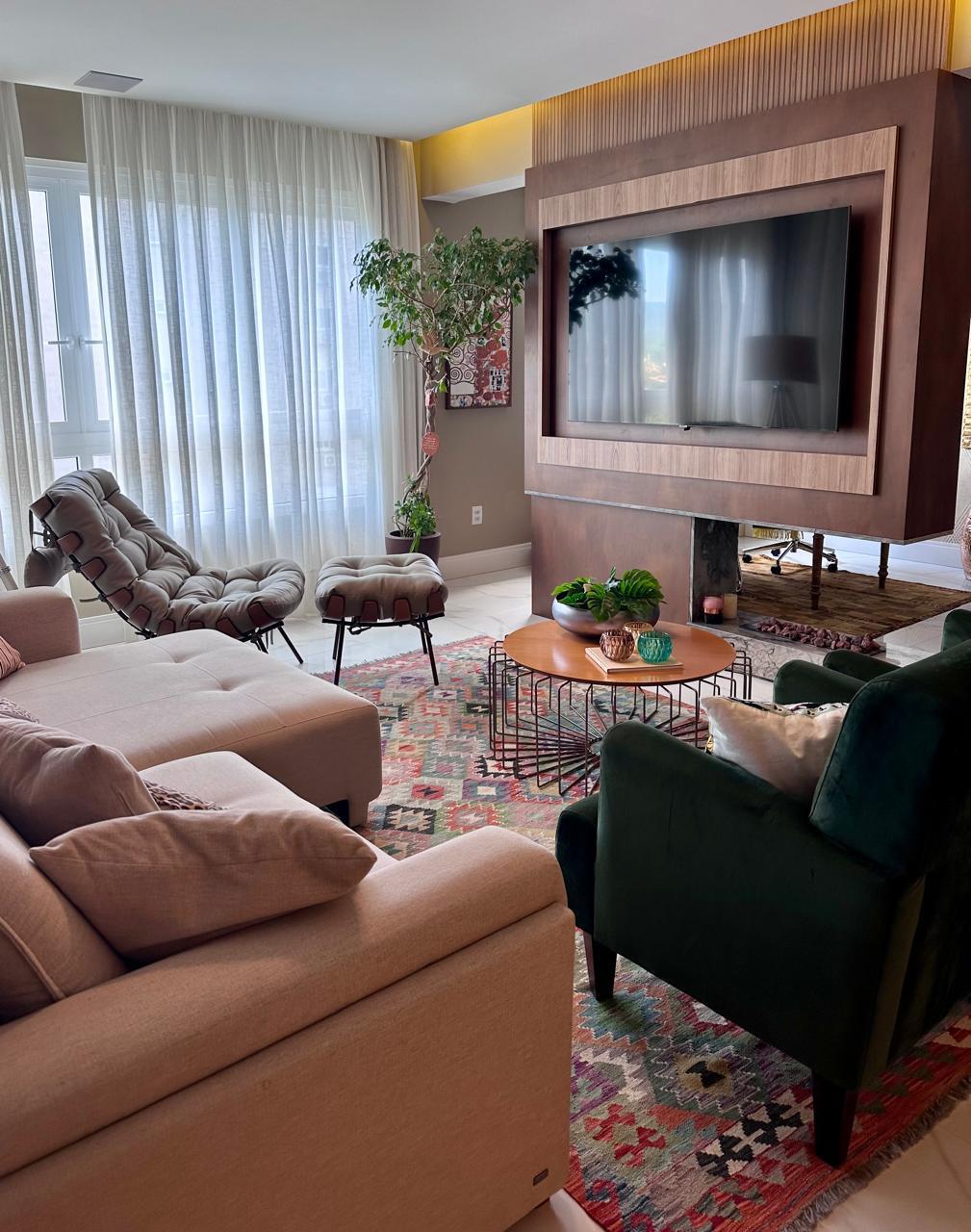 APARTAMENTO COM 3 DORMITÓRIOS (1 SUÍTE), 2 VAGAS, 143M² ÁREA PRIVATIVA À VENDA EM CENTRO