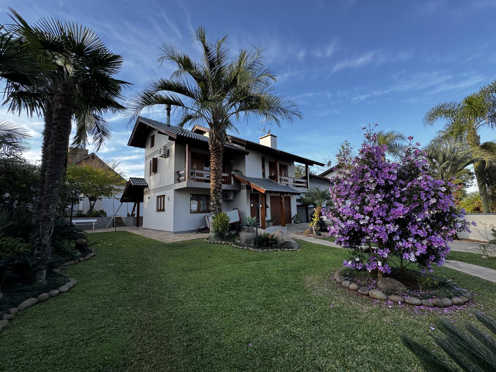 CASA COM 4 DORMITÓRIOS, 1 VAGA, 217M² ÁREA PRIVATIVA À VENDA EM CIDADE NOVA